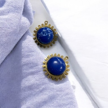 Ciondolo cabochon tondo in acciaio oro e pietre dure 15x17 mm 1pz Pietre Dure - Sodalite Gioie d'Oriente