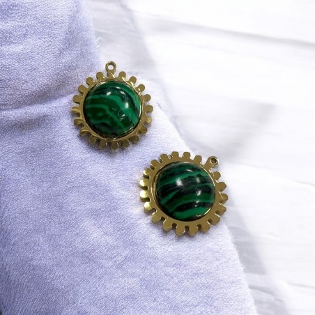 Ciondolo cabochon tondo in acciaio oro e pietre dure 15x17 mm 1pz Pietre Dure - Malachite Gioie d'Oriente