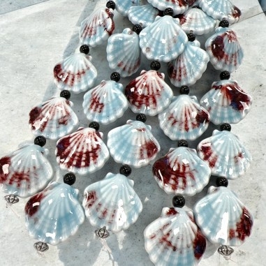 Perle ceramica azzurro Flambé, forma conchiglia smaltata lucida, foro passante 26x28mm, filo 7pz, marchio Gioie d'Oriente