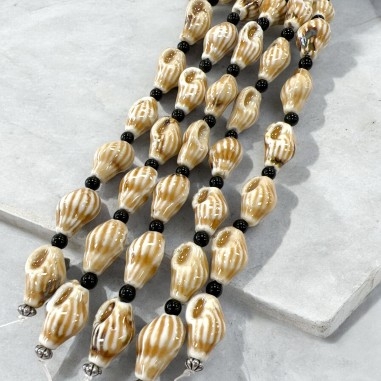 Perle ceramica smaltata, forma lumaca, colore beige, effetto Flambé, 14x21mm, marchio Gioie d'Oriente