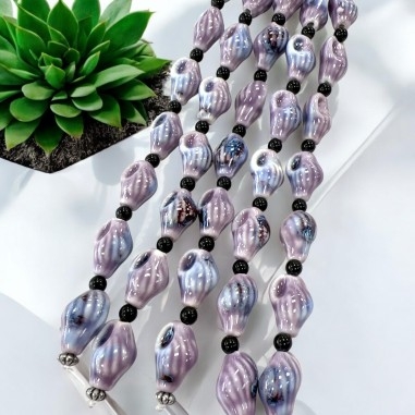 Perle in ceramica lilla, forma lumaca, smaltate Flambé, misura 14x21mm, marchio Gioie d'Oriente