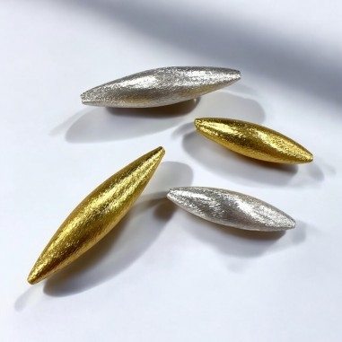 Perla forma ovalino, ottone satinato, oro e argento, misure assortite, foro centrale, marchio GDO