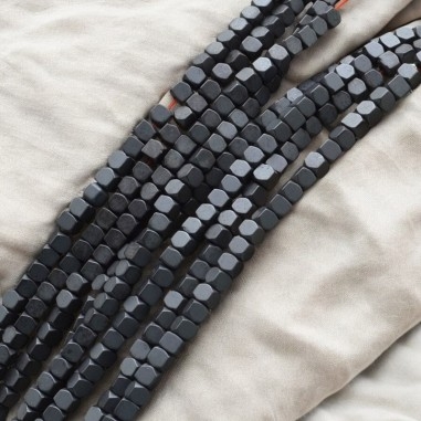 Filo ematite cubo opaco, 2.2mm, circa 170 pezzi, lunghezza 40cm, colore grigio, marchio Gioie d'Oriente
