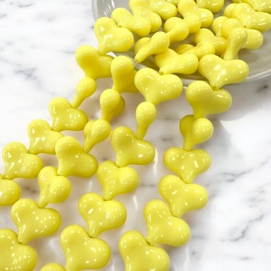 Perle cuore in resina, giallo sorbetto, lucide, 16x21.5mm, 2 pezzi o filo da 26, marchio Gioie d'Oriente