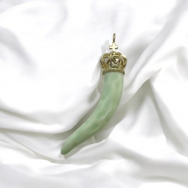 Ciondolo in ceramica, forma peperoncino, verde chiarissimo, corona oro, 76x16mm, marchio Gioie d'Oriente