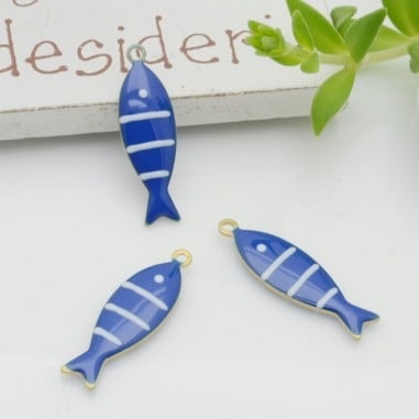 Ciondolo a forma di pesce smaltato blu base oro in ottone 6x20mm 2pz | GDO