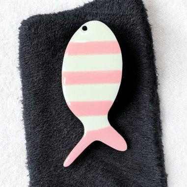 Ciondolo pesce smaltato rosa chiaro a righe in acciaio dorato 23x52mm 1pz | GDO
