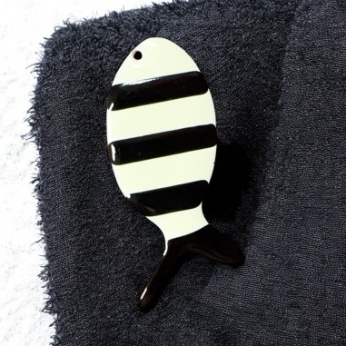 Ciondolo pesce smaltato nero a righe in acciaio dorato 23x52mm 1pz | GDO