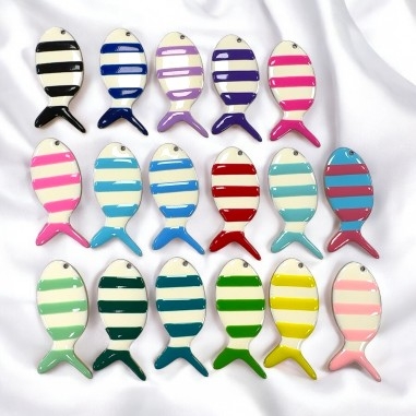 Ciondolo pesce smaltato a righe in acciaio dorato 23x52mm 1pz | GDO