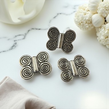 Distanziatore farfalla stile tibetano, lega color argento, misura 18x20mm, confezione 3 pezzi, marchio Gioie d'Oriente