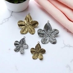 Ciondolo fiore 3D in acciaio 20x24 35x31 mm 1pz colori vari Gioie d'Oriente