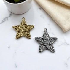 Ciondolo stella martellata in acciaio 34.5x37 mm 1pz colori vari Gioie d'Oriente