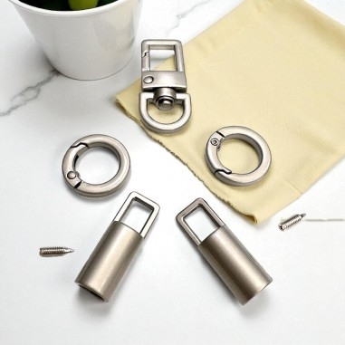 Kit fai da te 5 pezzi metallo opaco titanio con chiusura, anelli tondi e terminali per cordino 7mm, marchio Gioie d'Oriente
