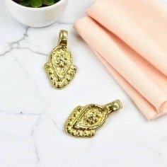 Ciondolo etnico a rombo puntinato in ottone naturale 8.5 x 16 mm 1pz Gioie d'Oriente