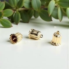 Ciondolo campanella in ottone oro chiaro 8.5x12 mm 1pz Gioie d'Oriente