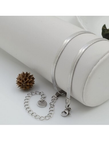 Collana snake piatta 4mm in acciaio inox, elegante e resistente, con estensione regolabile.