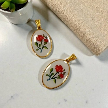 Ciondolo ovale con stampa di Rosa rossa in Acciaio dorato 17x27mm 1pz | GDO
