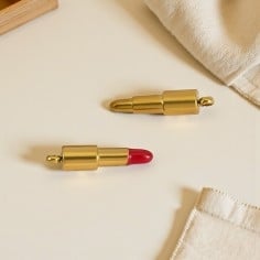 Ciondolo rossetto in acciaio dorato e smalto rosso 4x16.6 mm 1pz Gioie d'Oriente