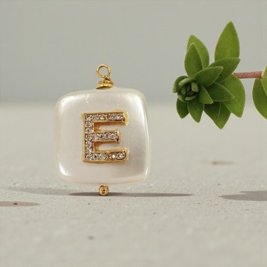 Ciondolo in madreperla con Lettera iniziale E con strass 20x27mm 1pz | GDO