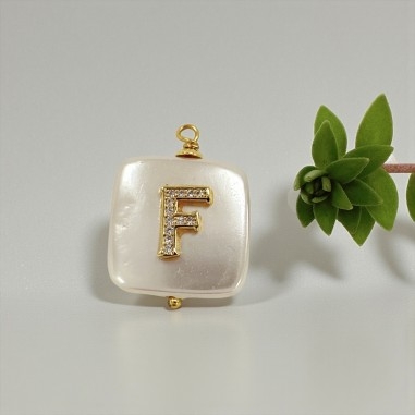 Ciondolo in madreperla con Lettera iniziale F con strass 20x27mm 1pz | GDO