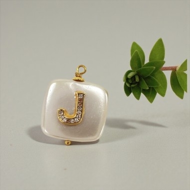 Ciondolo in madreperla con Lettera iniziale J con strass 20x27mm 1pz | GDO