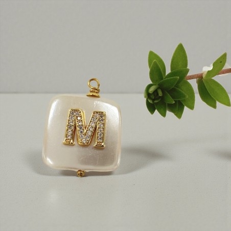Ciondolo in madreperla con Lettera iniziale M con strass 20x27mm 1pz | GDO
