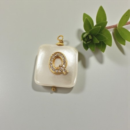 Ciondolo in madreperla con Lettera iniziale Q con strass 20x27mm 1pz | GDO