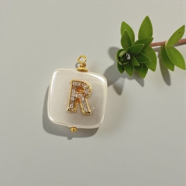 Ciondolo in madreperla con Lettera iniziale R con strass 20x27mm 1pz | GDO