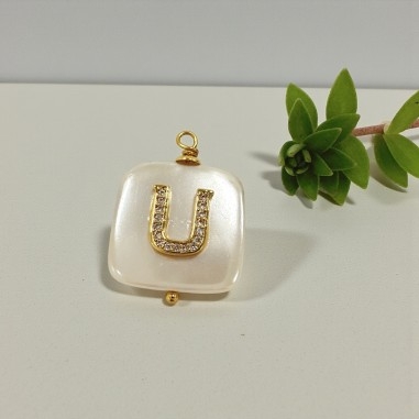 Ciondolo in madreperla con Lettera iniziale U con strass 20x27mm 1pz | GDO