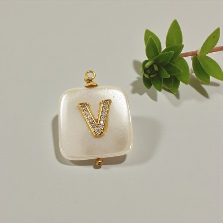 Ciondolo in madreperla con Lettera iniziale V con strass 20x27mm 1pz | GDO
