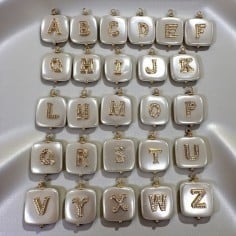 Ciondolo in madreperla con Lettera iniziale con strass 20x27mm 1pz | GDO