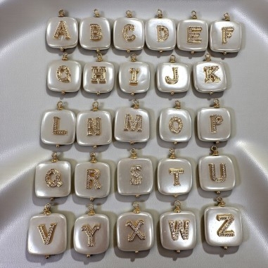Ciondolo in madreperla con Lettera iniziale con strass 20x27mm 1pz | GDO