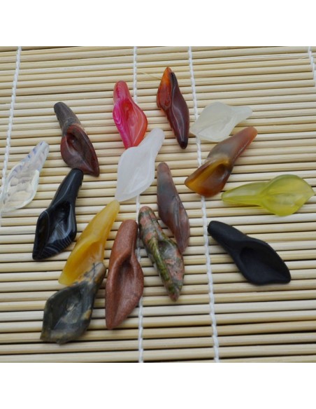 Pietra dura a forma di calla con foro passante in pietra dura 1 Pz.