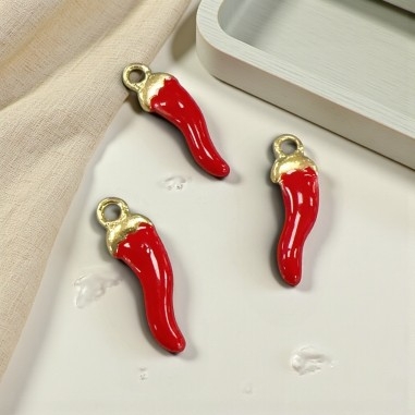 Ciondoli peperoncino smaltato rosso base oro 4.3x14.5 mm 2pz Gioie d'Oriente