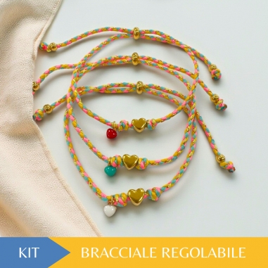 idea regalo romantica, bracciale regolabile con filo in cotone colorato intrecciato dorato e cuoricino smaltato, kit di GDO