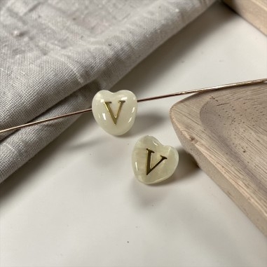 Cuore con lettera V in Madreperla con foro passante 8mm | GDO