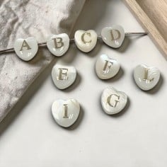 Cuore con lettera dell'Alfabeto in Madreperla con foro passante 8mm 1pz | GDO