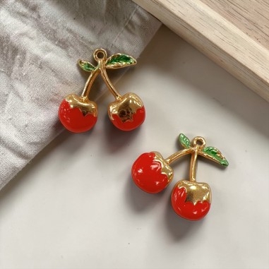 Ciondolo a forma di ciliegia 3D in ottone smaltato 20x22mm 1pz | Gioie d'Oriente