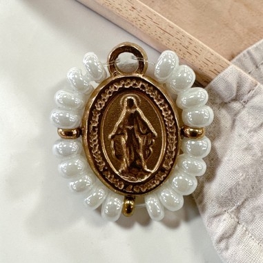Ciondolo Madonna ovale in Acciaio oro rosa con perline Bianche 17x19mm | GDO