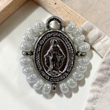 Ciondolo Madonna ovale in Acciaio rodio con perline Bianche 17x19mm | GDO