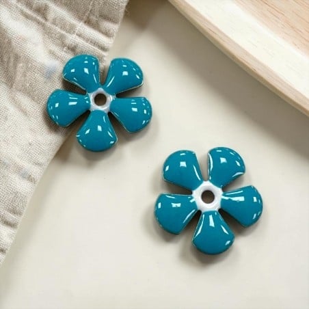 Ciondolo Fiore smaltato Petrolio in ottone con foro centrale 12mm 1pz | GDO