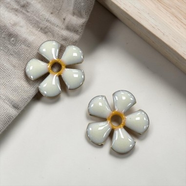 Ciondolo Fiore smaltato bianco in ottone con foro centrale 12mm 1pz | GDO