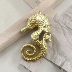 Ciondolo a forma di Cavalluccio marino in Zama oro opaco 31x52mm 1pz | Gioie d'Oriente