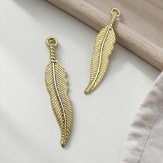 Ciondolo a forma di Piuma in Zama oro opaco 10x50mm 1pz | Gioie d'Oriente