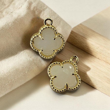 Ciondolo Quadrifoglio in cristallo panna con base in ottone oro 17x18mm 1pz | GDO
