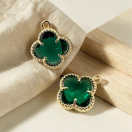 Ciondolo Quadrifoglio in cristallo verde smeraldo con base in ottone oro 17x18mm 1pz | GDO