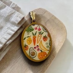 Ciondolo ovale con illustrazione di Frutta e Verdura in Acciaio dorato 21x30mm 1pz | GDO