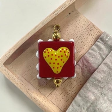 Ciondolo quadrato con Cuore a pois colorato in Vetro smaltato 18x26mm 1pz - Bordeaux e giallo | GDO