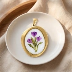 Ciondolo irregolare con stampa di Fiori lilla in Acciaio dorato 27x33mm 1pz | GDO