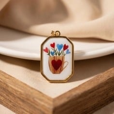 Ciondolo rettangolare con disegno di Tazza e Cuori in Acciaio dorato 18x28mm 1pz | GDO